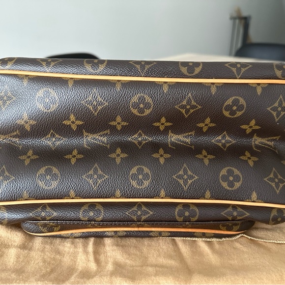 Louis Vuitton Monogram Shoulder Bag - Picture 8 of 9